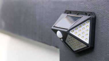 Avludaki çitlere küçük güneş pilleri yerleştirilmiş. Geceleri verandayı aydınlatmak ve dekore etmek için.