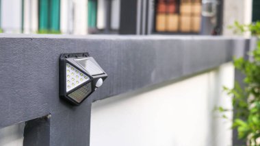 Avludaki çitlere küçük güneş pilleri yerleştirilmiş. Geceleri verandayı aydınlatmak ve dekore etmek için.