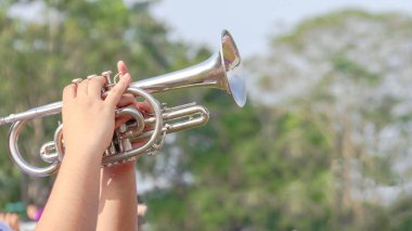 Müzik enstrümanı bulanık ellerle, diğer müzik çaları ise arka planda yumuşak ve seçici odak ile çalınıyor
