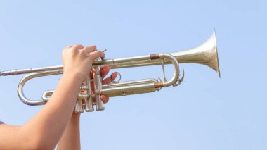 Müzik enstrümanı bulanık ellerle, diğer müzik çaları ise arka planda yumuşak ve seçici odak ile çalınıyor