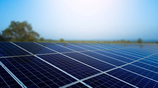 Bulanık dağlara sahip kirli güneş hücresi panelleri çevreyi kurtarma kavramı hayat kurtarır