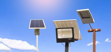 Kırsal alanda yenilenebilir ve sürdürülebilir enerji kavramının küçük kanallardan çeltik tarlalarına su pompalamak için kullanılan güneş hücre panelleri