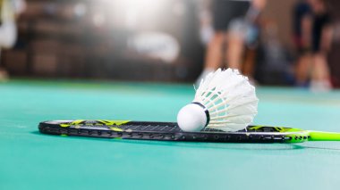 Beyaz badminton mekikleri ve badminton raketleri yeşil zemin badminton kortunda