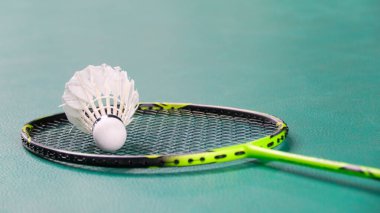 Beyaz badminton mekikleri ve badminton raketleri yeşil zemin badminton kortunda
