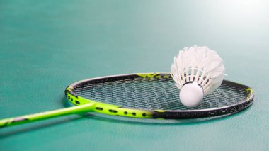 Beyaz badminton mekikleri ve badminton raketleri yeşil zemin badminton kortunda