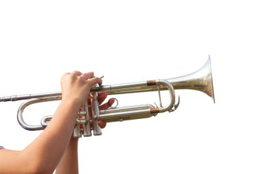 Kesme yolları olan beyaz bir arka planda trompet çalan bir el. Müzisyenin ellerine ve enstrümanına odaklanarak, yetenek ve müzik ifadesini vurguluyorlar..