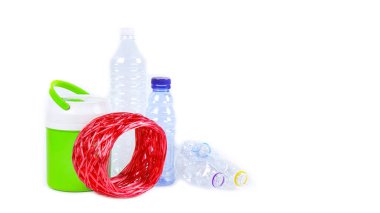 Beyaz bir yüzeyde geri dönüşümü bekleyen temiz plastik şişeler. Atıkların geri dönüşümünün, Dünya 'yı sevmenin ve doğal kaynakların korunmasının önemini vurgular.