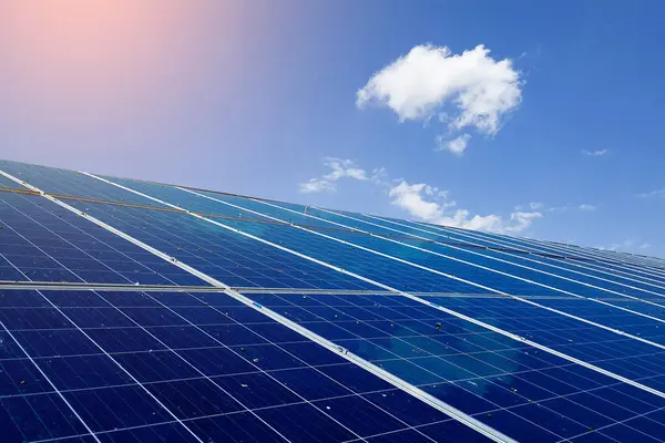 Uzun vadede enerji tasarrufu yapmak için çatıya güneş pilleri yerleştirildi..