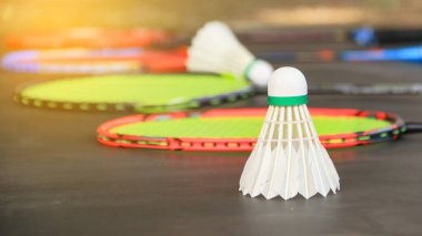 Karanlık arka planda raketleri olan Badminton mekikleri spor ve küresel rekabetin ruhunu, atletizmin özünü ve sporda mükemmelliği simgeliyor..