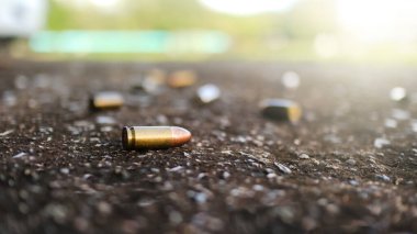 İki numaralı bulanık işaretli, kara zeminde yatan boş mermi kovanı. Cezai soruşturma kavramları