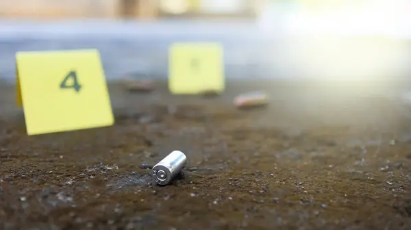 4 numaralı bulanık işaretle kara zeminde yatan boş mermi kovanı. Cezai soruşturma kavramları