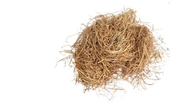 Beyaz arkaplan üzerinde kırpma yolları olan kuru saman yığınının görüntüsünü kes, çok yönlü tasarım uygulamaları için doku ve bireysel iplikleri vurgula.