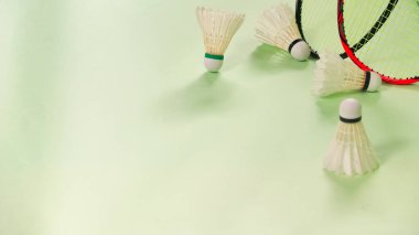 Beyaz badminton topları yeşil arka plan kavramına sahip badminton sahası