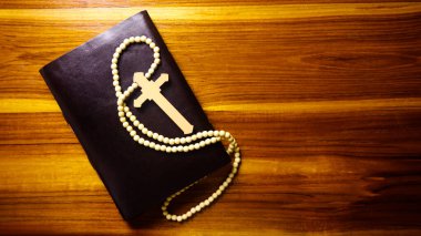 Kahverengi ahşap haç, Hristiyanlar arasında İsa 'nın sevgisinin yayılmasını simgeliyor. İnancı ve Hıristiyan öğretilerinin önemini yansıtıyor..