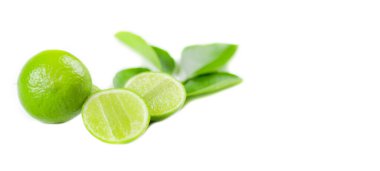 Beyaz arkaplana yerleştirilmiş limon ve kireç dilimleri meyvelerin tazeliğini ve canlı rengini vurgular..