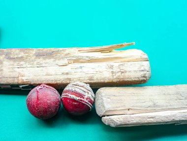 Kırık bir kriket sopası ve hasarlı bir top, sporda dayanıklılık kavramını çağrıştırıyor, adanmışlığın yıpranmasını ve sporcuların mükemmellik arayışında üstlendikleri yolculuğu yansıtıyor..