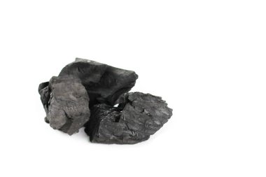 Temiz beyaz bir zemin üzerinde duran izole siyah kömür parçaları kaba dokusunu ve derin, zengin rengini sergiliyor. Izgara, sanat ve filtreleme için kullanılan kömür, enerji ve dönüşümü sembolize eder..