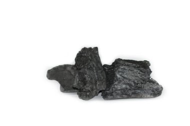 Temiz beyaz bir zemin üzerinde duran izole siyah kömür parçaları kaba dokusunu ve derin, zengin rengini sergiliyor. Izgara, sanat ve filtreleme için kullanılan kömür, enerji ve dönüşümü sembolize eder..