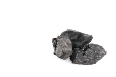 Temiz beyaz bir zemin üzerinde duran izole siyah kömür parçaları kaba dokusunu ve derin, zengin rengini sergiliyor. Izgara, sanat ve filtreleme için kullanılır..