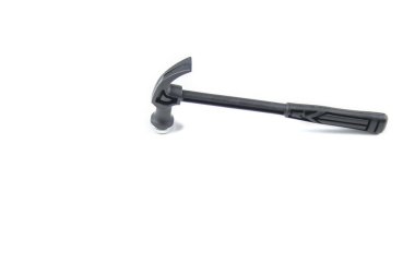 İnşaat ve onarım için gerekli olan dayanıklı bir çekiç beyaz arka planda duruyor. Gücü, hassasiyeti ve işçiliği sembolize eder..