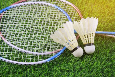 Beyaz mekiklerin horozları ve badminton raketleri suni çimlerin, açık hava sporlarının ve eğlencenin üzerinde dinleniyor..