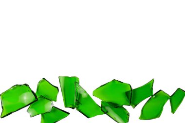 Keskin ve sivri uçlu kırık yeşil cam parçaları beyaz arka planda kesilmiş, kırılganlığı ve dikkati simgeliyor..