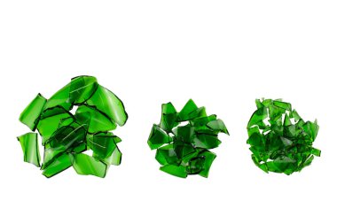 Keskin ve sivri uçlu kırık yeşil cam parçaları beyaz arka planda kesilmiş, kırılganlığı ve dikkati simgeliyor..