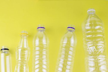 Hattaki boş plastik taban geri dönüştürülmeyi bekliyor