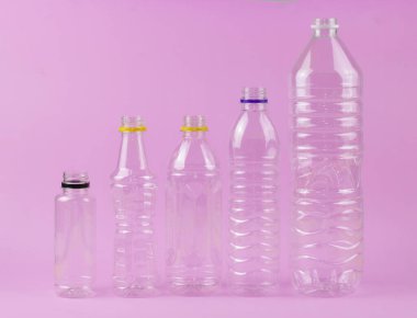 Hattaki boş plastik taban geri dönüştürülmeyi bekliyor