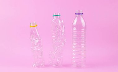 Hattaki boş plastik taban geri dönüştürülmeyi bekliyor