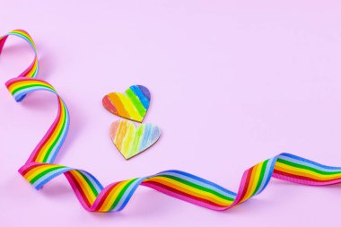 Renkli gökkuşağı kumaş şeridi LGBTQ gurur çeşitliliği ve kapsayıcılığı simgeliyor. Cinsiyet ve kimlik ifadesinin desteklenmesi ve kutlanması.