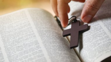 Tahta Hıristiyan haçı eski bir kitaba yerleştirilmiş..