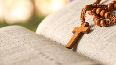 Tahta Hıristiyan haçı eski bir kitaba yerleştirilmiş..