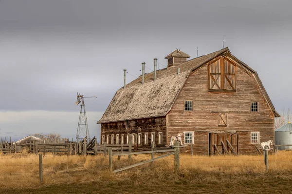 Des Bâtiments Rustiques Sont Installés Dans Les Prairies Vulcan County — Photo