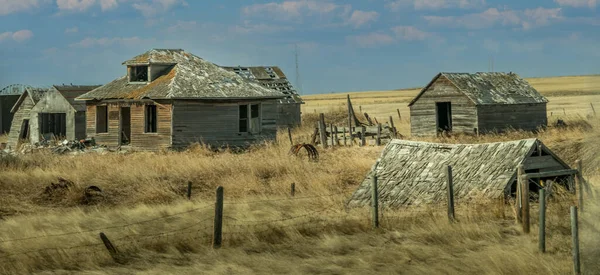 草原の上の素朴な建物は休止中のヴァルカン郡アルバータ州カナダ — ストック写真