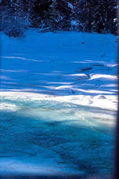 Πράσινα Νερά Του Μπέικερ Κρικ Περνούσαν Από Χιονισμένες Όχθες Εθνικό — Φωτογραφία Αρχείου