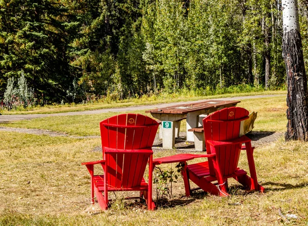 Red Chairs Muleshoe Banff National Park Alberta Canada — стоковое фото