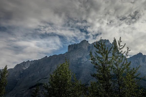Erős Viharfelhők Eső Hullik Sziklás Hegységre Ice Fields Parkway Banff — Stock Fotó