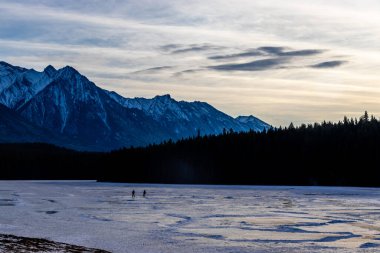 Johnson Gölü 'nde bir çift patenci. Banff Ulusal Parkı, Alberta, Kanada