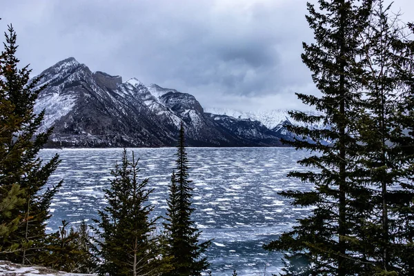 Πάγος Είναι Ακόμα Παγωμένος Στη Λίμνη Μινεβνάκα Εθνικό Πάρκο Banff — Φωτογραφία Αρχείου