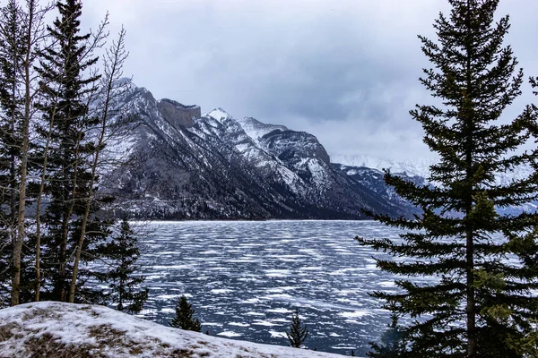 Лід Досі Замерзає Озері Міневанака Banff National Park Alberta Canada — стокове фото