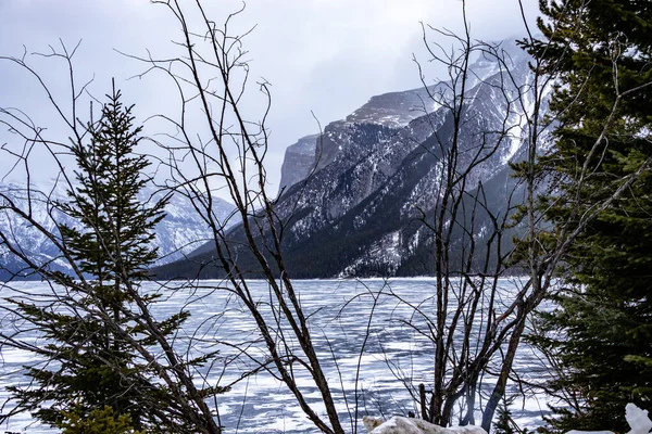 ミネナカ湖ではまだ氷が凍っている カナダのアルバータ州バンフ国立公園 — ストック写真