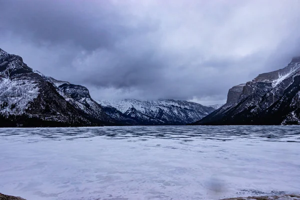 Glace Est Encore Gelée Sur Lac Minewnaka Parc National Banff — Photo