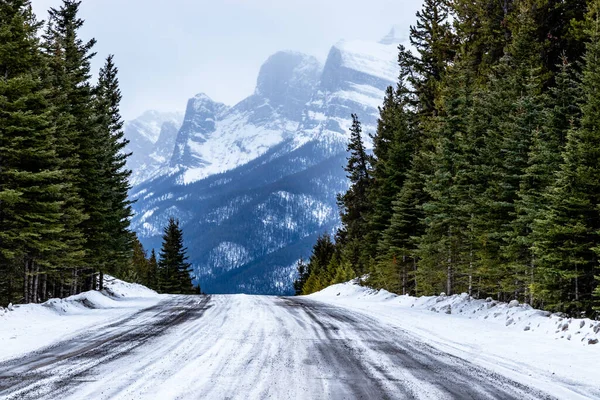 Śnieżna Zimowa Przejażdżka Wzdłuż Pętli Minnewnaka Park Narodowy Banff Alberta — Zdjęcie stockowe