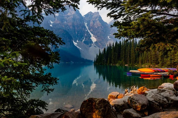 Canoes Moraine Lake Banff National Park Αλμπέρτα Καναδάς — Φωτογραφία Αρχείου