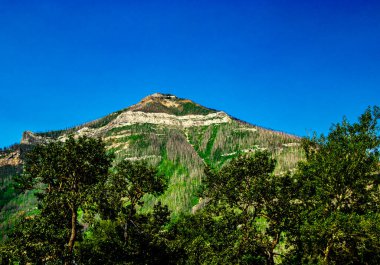 Waterton Gölü 'nün ortasındaki dağlar Waterton Gölleri Ulusal Park Alberta Kanada