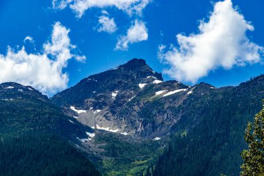 Yol kenarındaki HWY 1 Buzul Ulusal Parkı İngiliz Kolombiyası Kanada