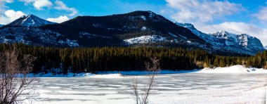 Horton Sıradağları, Orta Göl, Bow Valley İl Parkı, Alberta, Kanada 'da buzla kaplı bir buzun üzerinde karla kaplıydı.