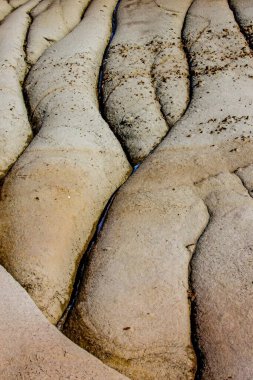 Yılın son karı Çorak Topraklar 'a yapışır. Drumheller, Alberta, Kanada