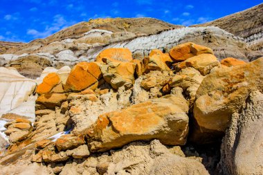 Yılın son karı Çorak Topraklar 'a yapışır. Drumheller, Alberta, Kanada